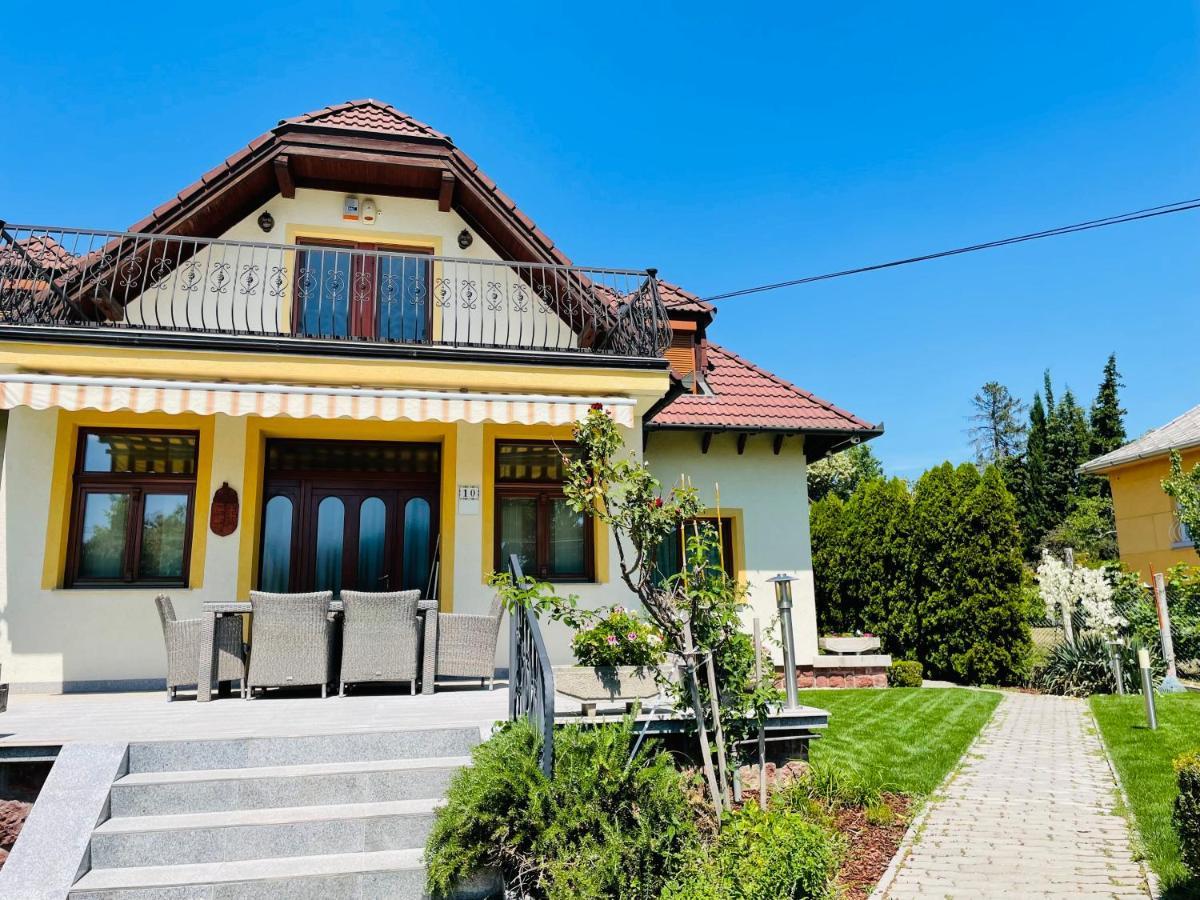 Mikes Deluxe Home Balatonfured Exterior photo