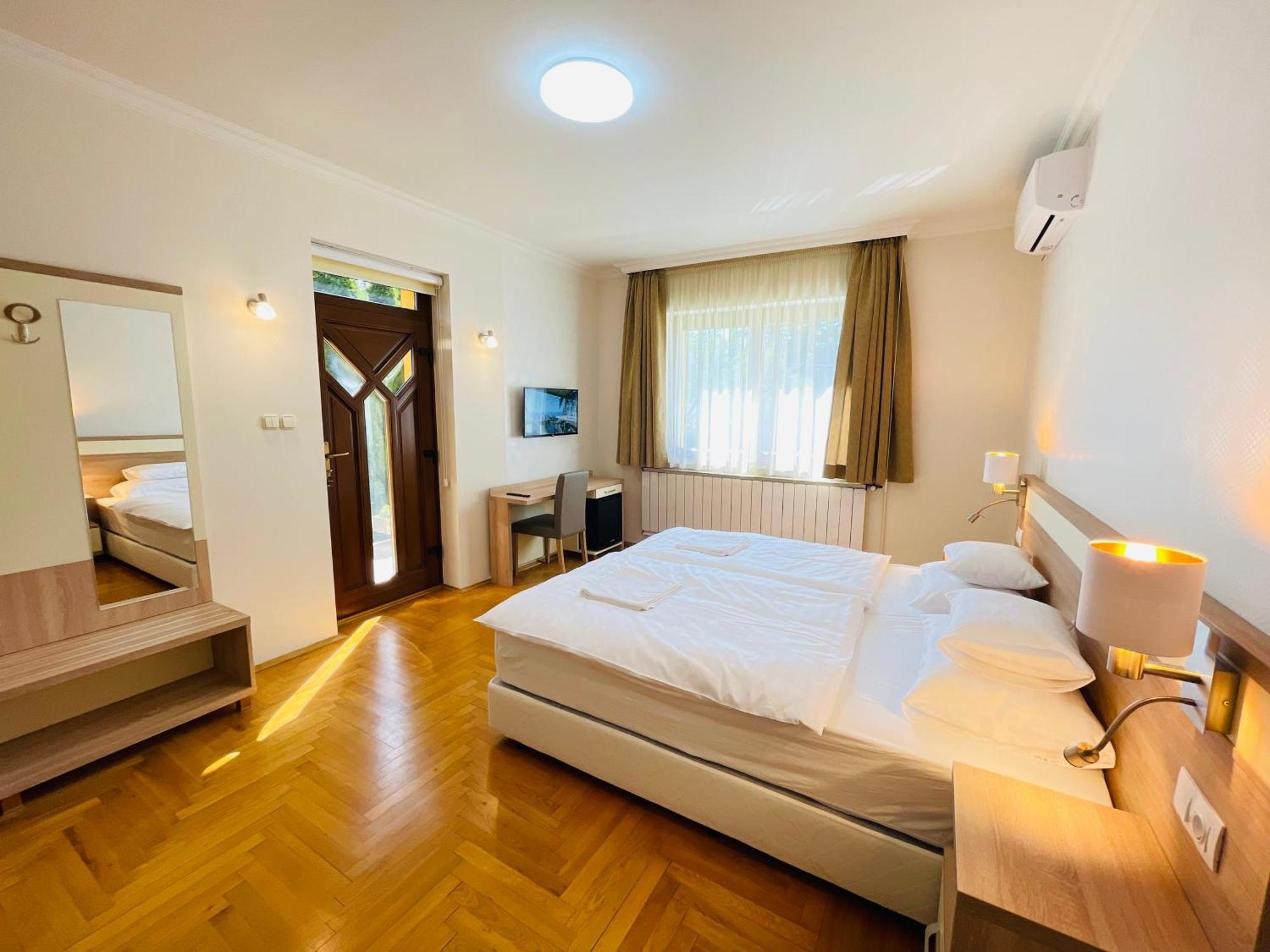 Mikes Deluxe Home Balatonfured Exterior photo